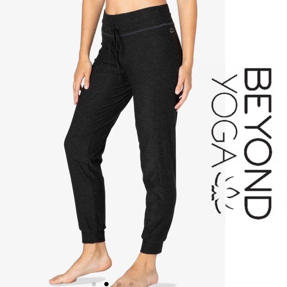 Beyond Yoga Pants - Beyond Yoga Fleece Featherweight Lounge Around Jogger black NWT size M